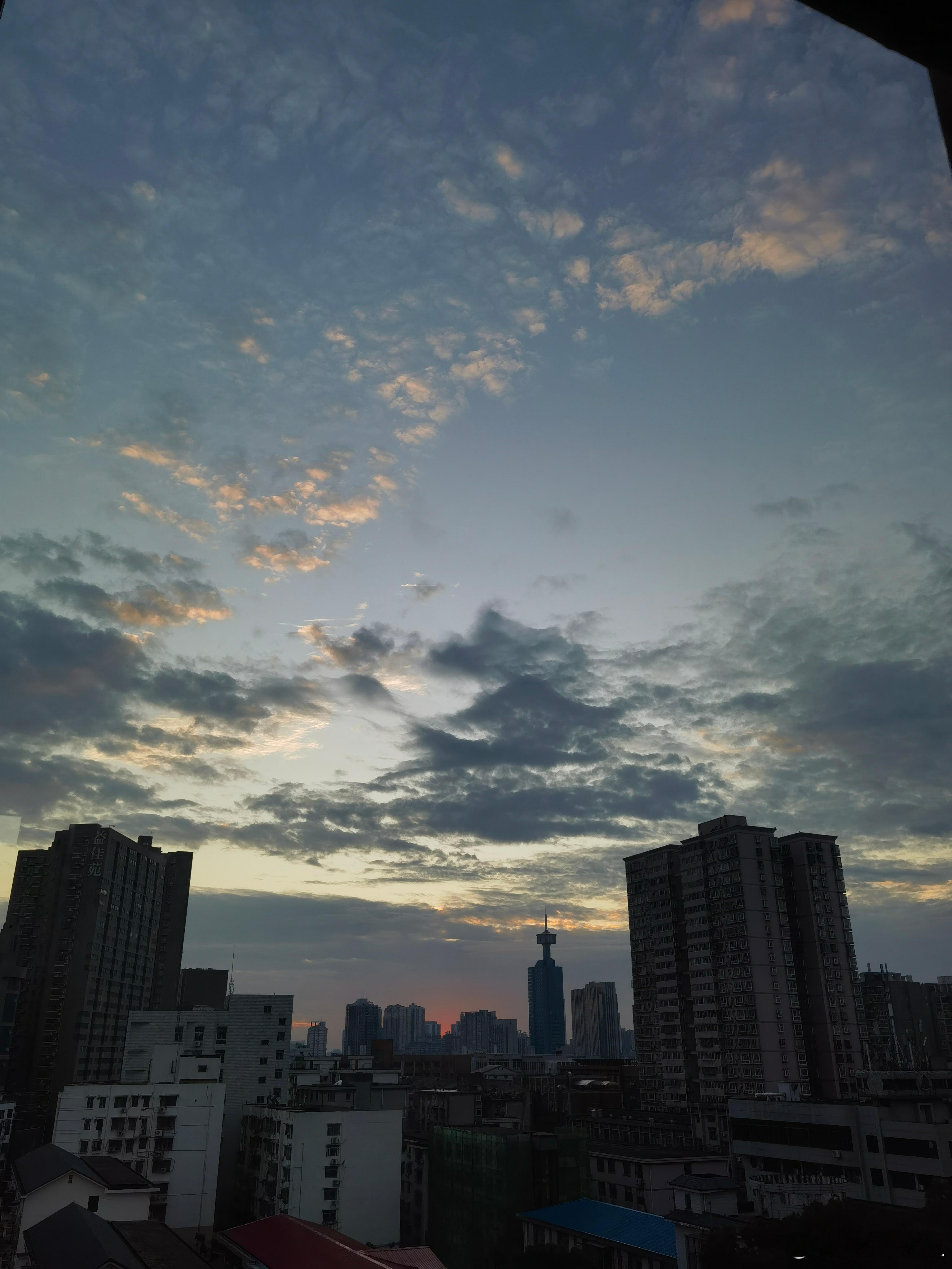 尘海行舟人生如逆旅，行处皆风尘。或遇烟瘴蔽日，或遭雨潦横途，然天地本无净域，惟在