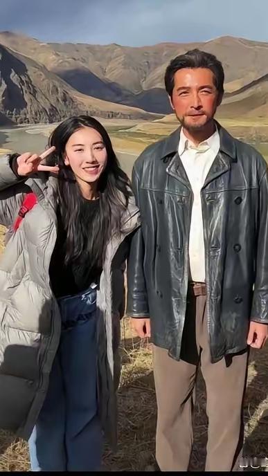 这位男士我认识，他就是胡歌，他的演技精湛，绝对是实力派化身
他和粉丝合影照，一点