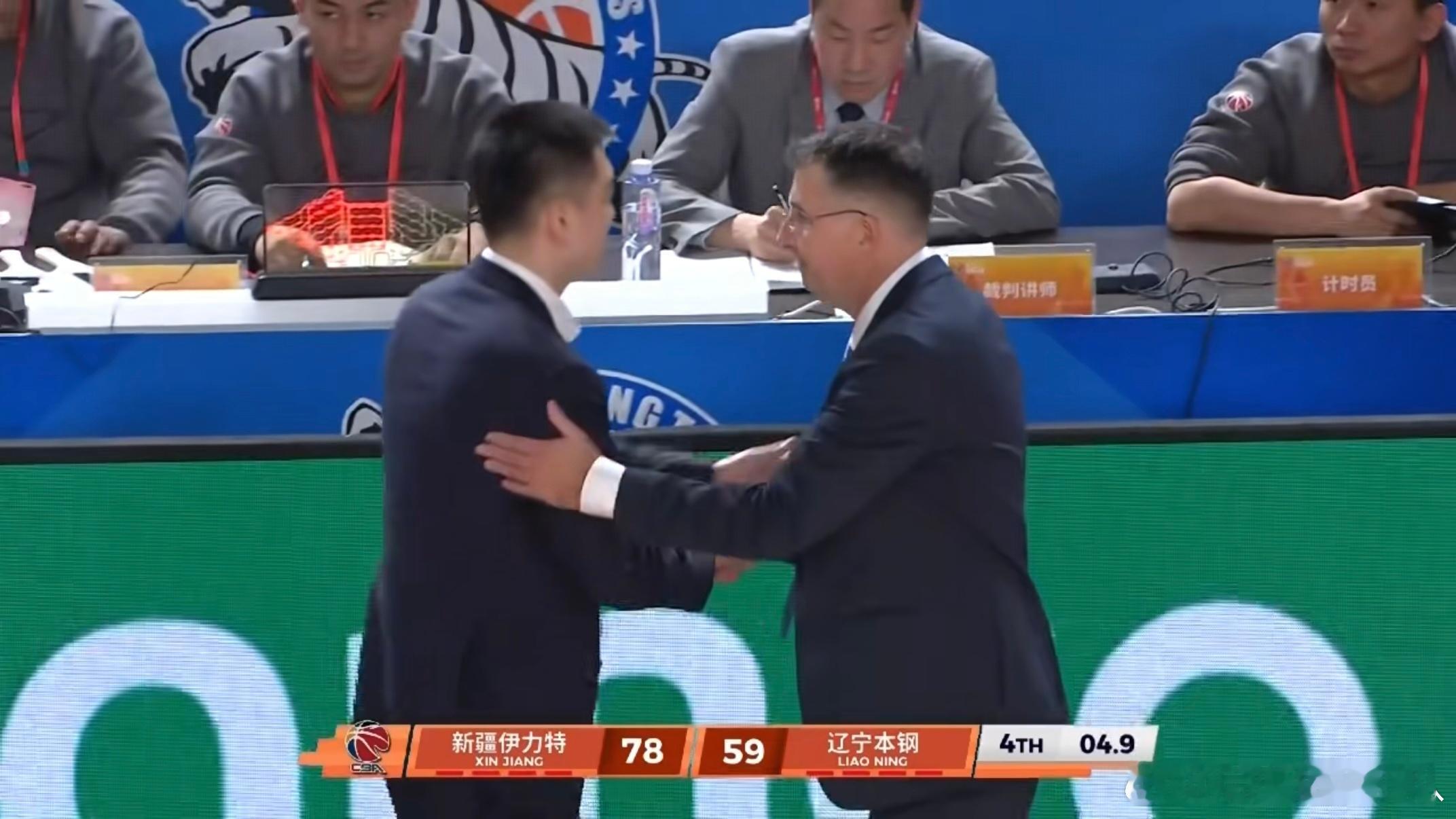 杨鸣回应辽篮连败 辽宁男篮末节4分，客场不敌新疆遭遇4连败，赛后发布会，主帅杨鸣