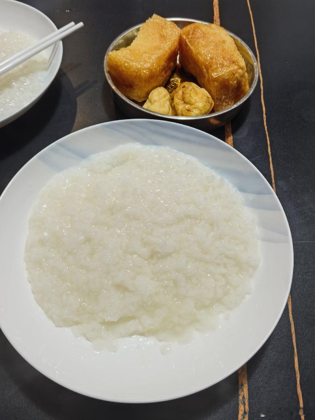 李爷减肥计划 减肥的第一百天。美好的一天，从早餐开始。一碗白粥，两块豆腐。简简单