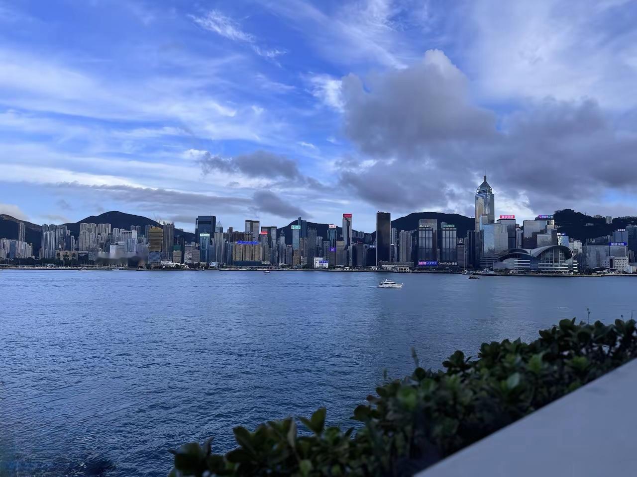 香港天际线，云海与高楼相映成趣。