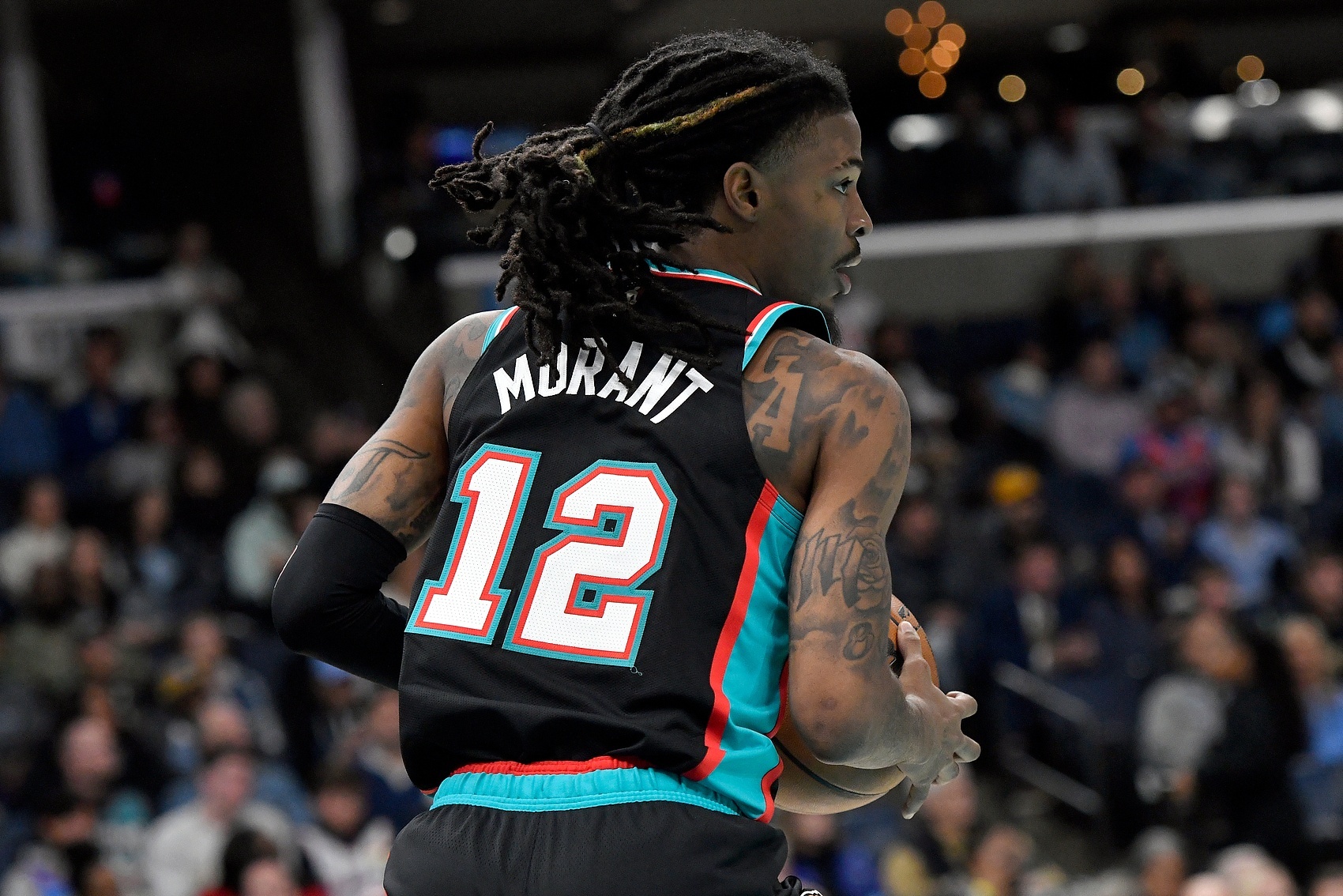 输给爵士的比赛，莫兰特21分4篮板10助攻。看似数据不错，但真正看了比赛的人知道