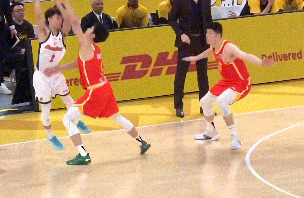 神了！奎因这三分抬手就有啊，6中5的三分目前，里突外投得分上20了，完全打嗨了 