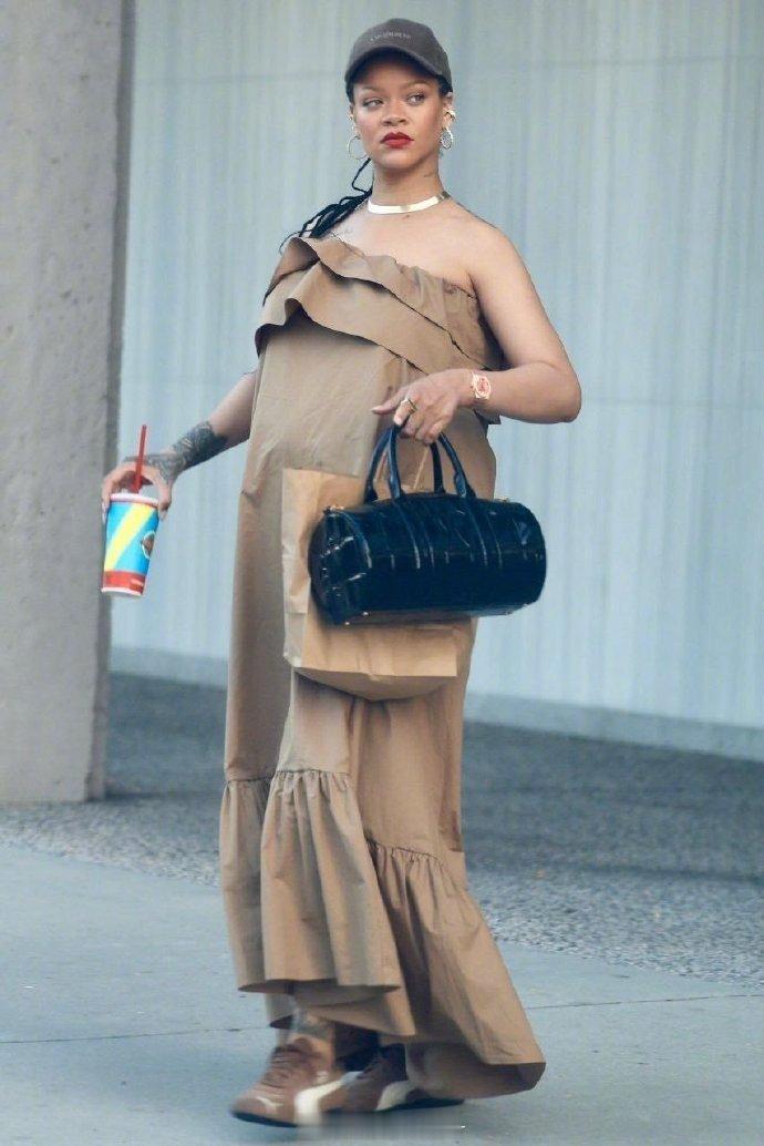 Rihanna三胎孕肚 洛杉矶偶遇Rihanna，三胎孕肚已十分明显，天后风采不