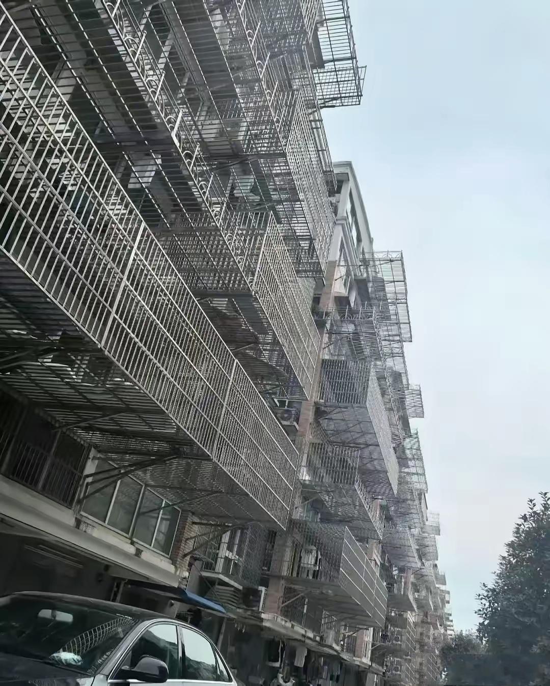江苏某地，居民防盗网。这里的人吃相太难看了！[允悲] 