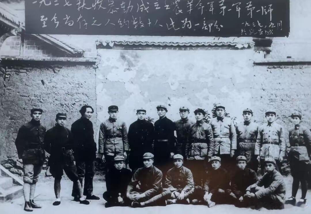 毛主席珍贵照片第十五张⭐1937年5月9日拍摄于延安，与当年参加秋收起义的部分同