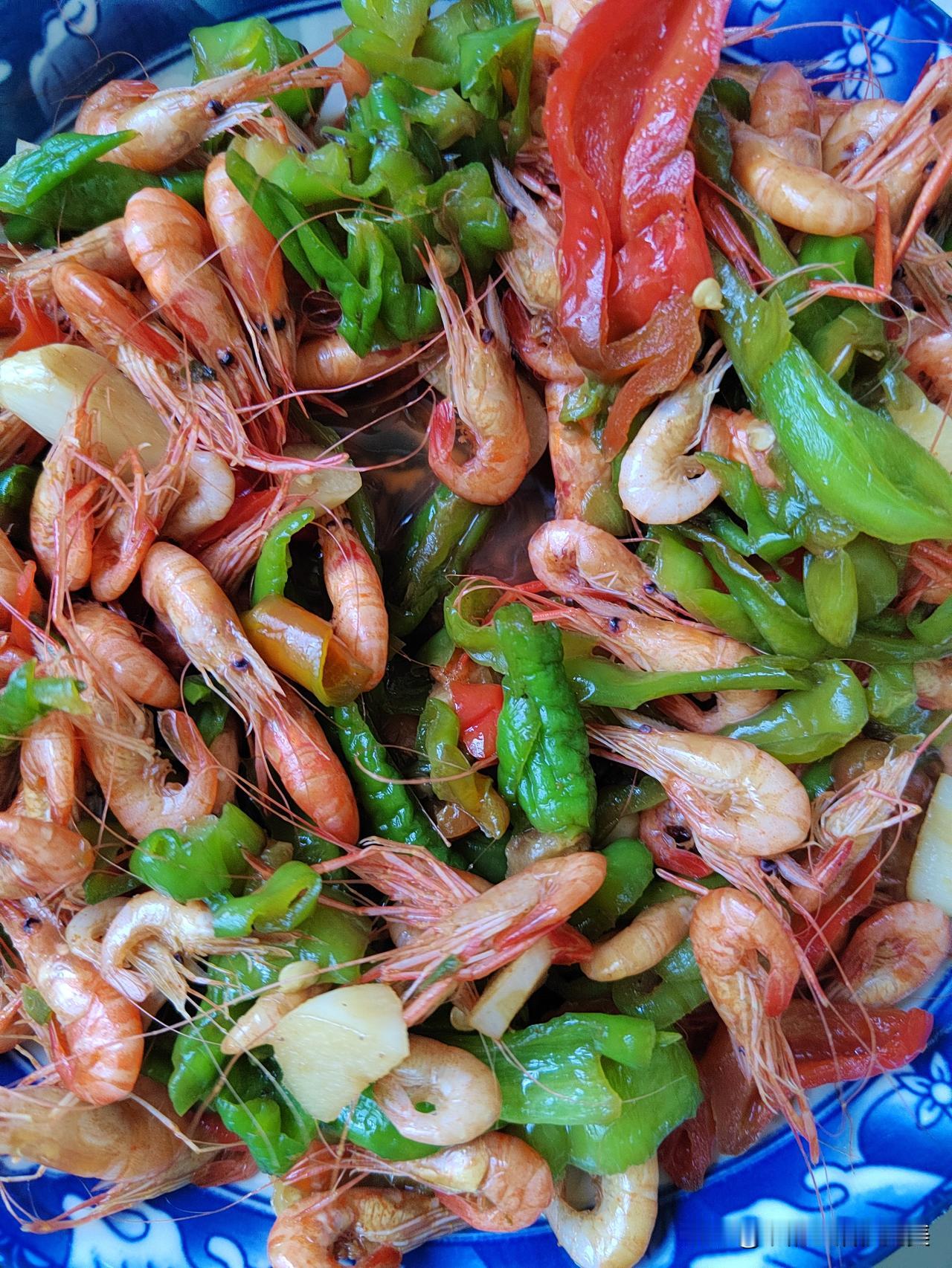今早的早餐，大姐送来的小虾，我自己炒的辣椒小虾。再做碗丝瓜、鸡蛋、面疙瘩汤！
没