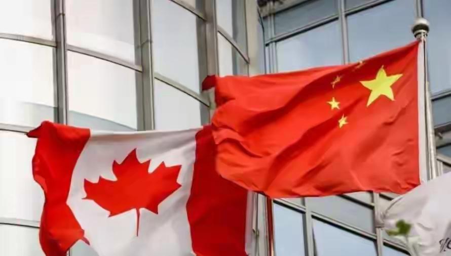 特朗普变脸如翻书，象中国京剧变脸师，怎么回事呢？中加二国签中贸易协定中，加拿大卡