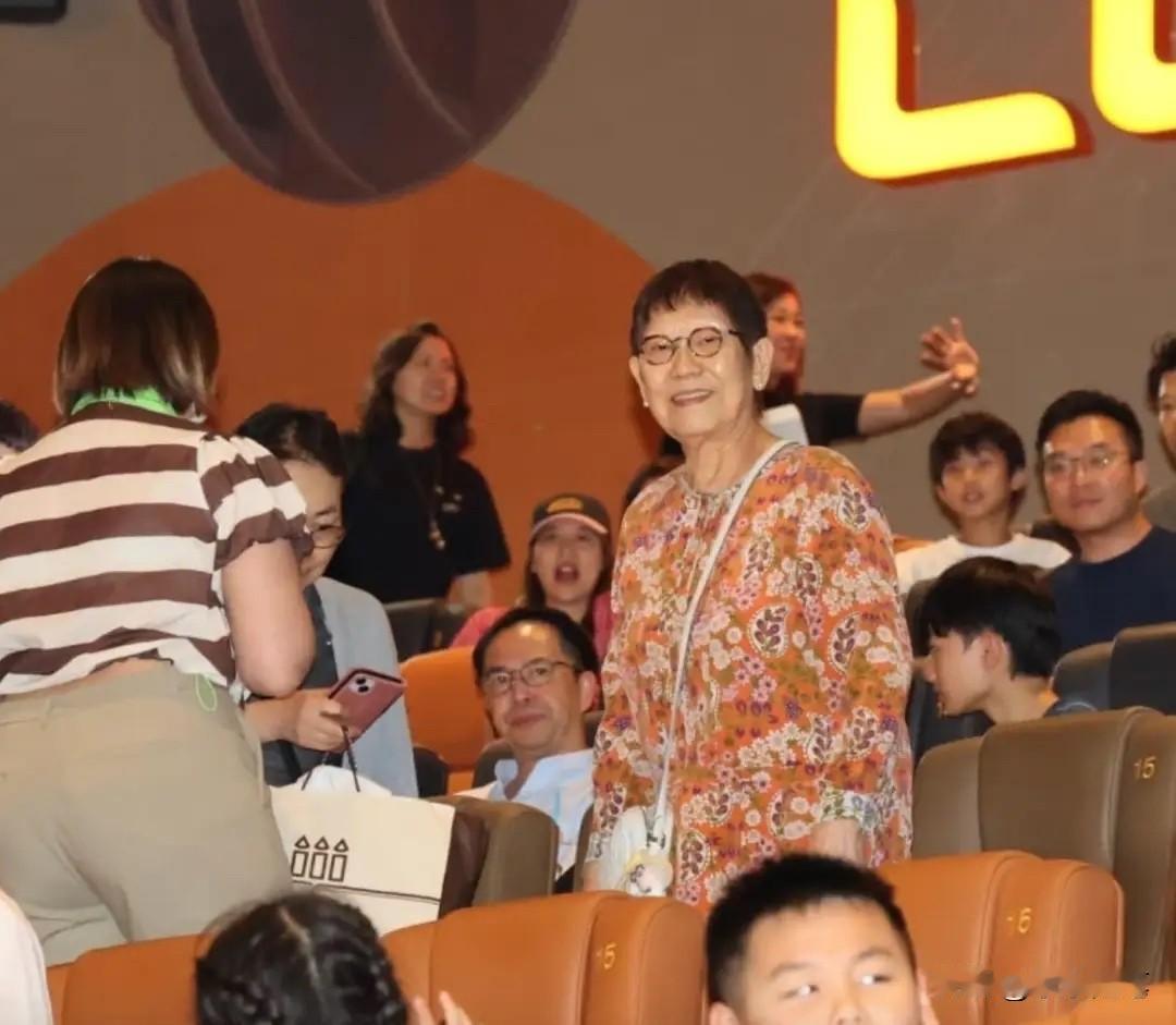 周星驰86岁妈妈惊艳首映礼

周星驰86岁妈妈凌宝儿近日罕见亮相某电影首映礼，状