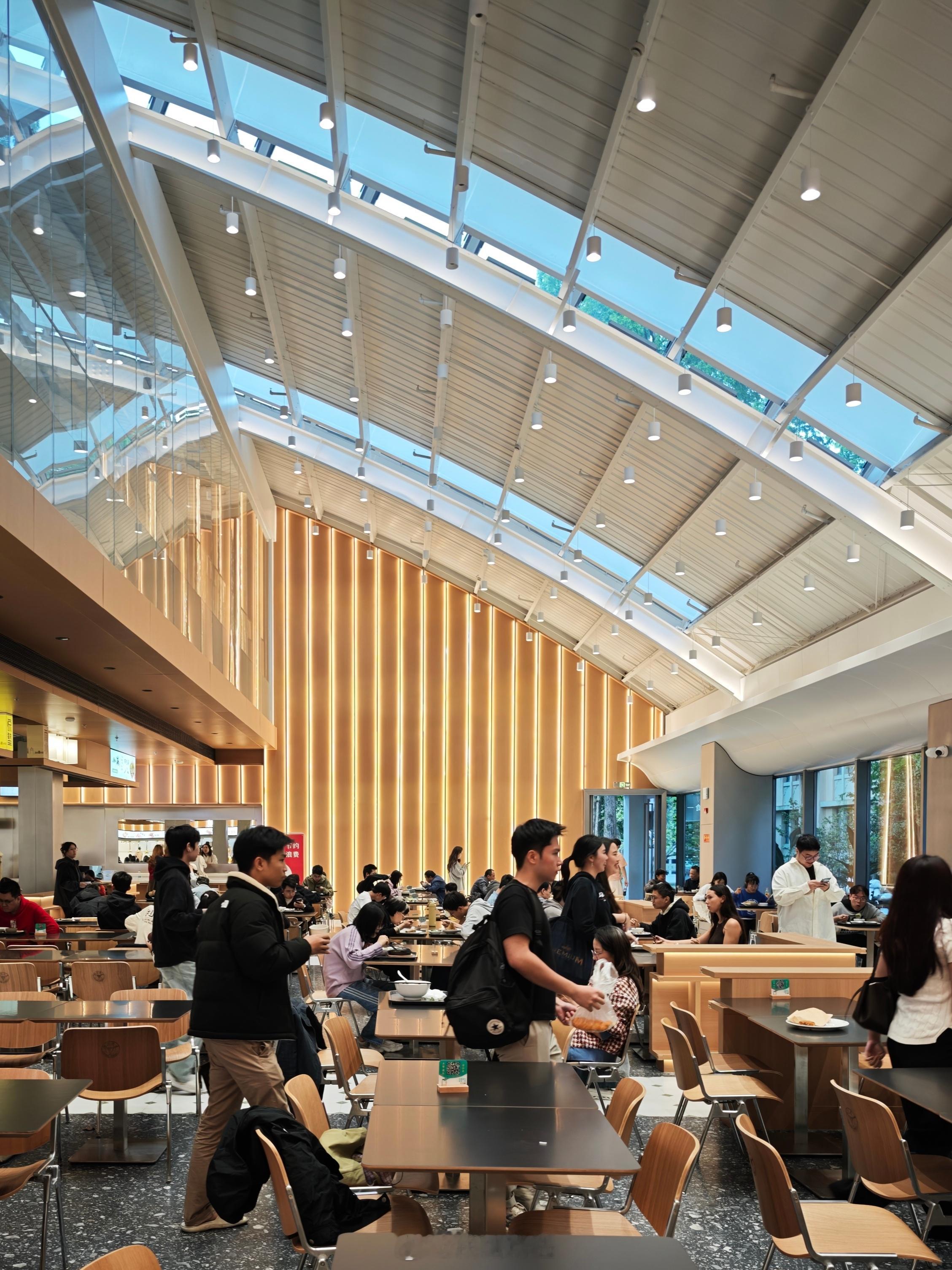 浙江大学持续增进师生的日常生活品质。由浙江大学建筑设计研究院改造设计的多个老校区