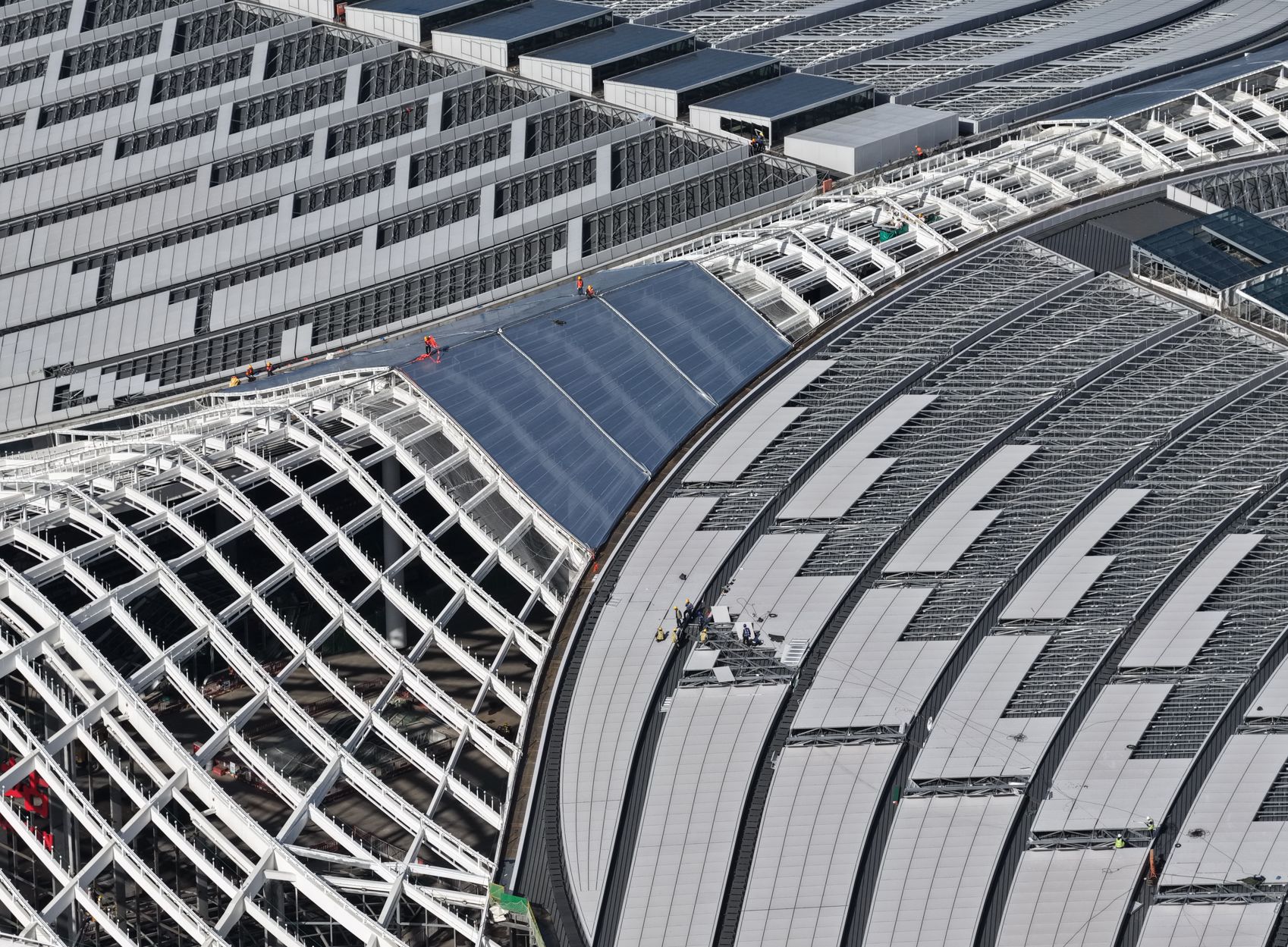 爱看成都 | 雏形已现！成都天府高铁站 “凤凰羽毛” 熠熠生辉