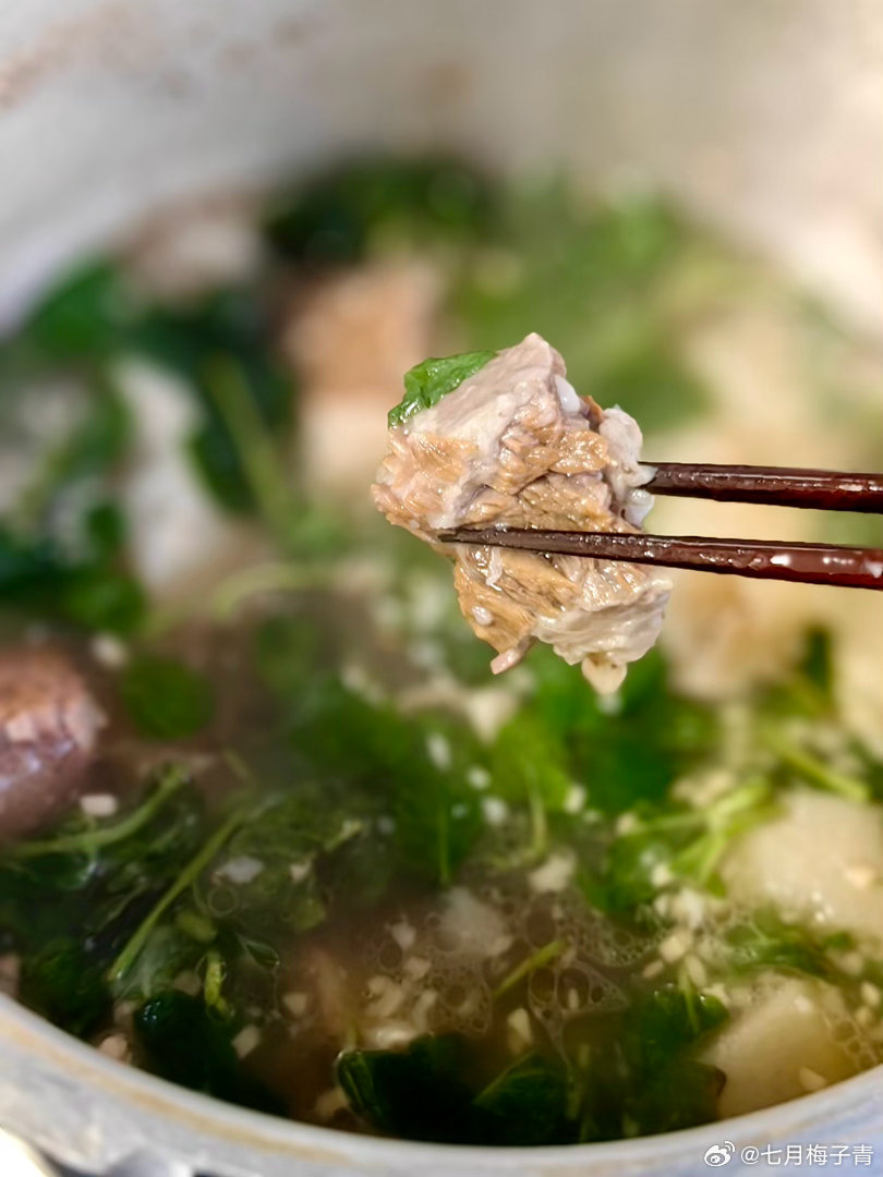 薄荷牛腩，用苹果炖的，汤很清甜黄金或面临长期盘整