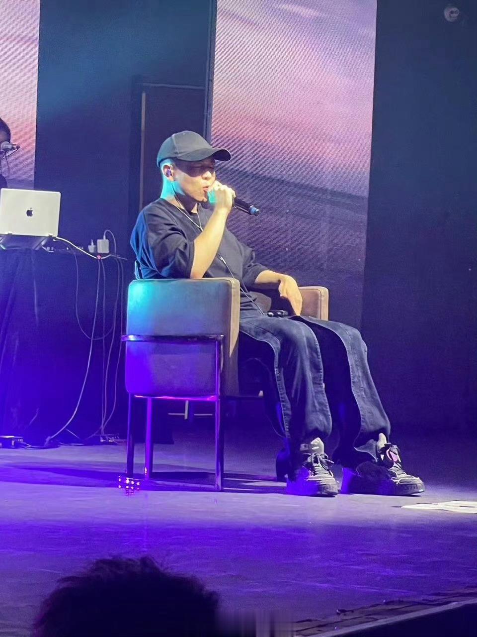 希望人没事，张子豪今日演出不小心从舞台跌落受伤！张子豪搬了凳子在舞台上带伤坚持演