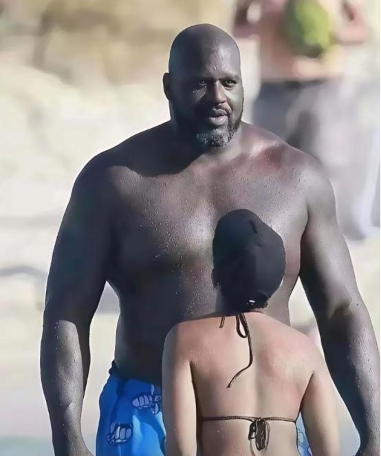 奥尼尔的首任妻子香妮，是位一米六的记者。采访时她和奥尼尔起了冲突，遭到对方推搡。