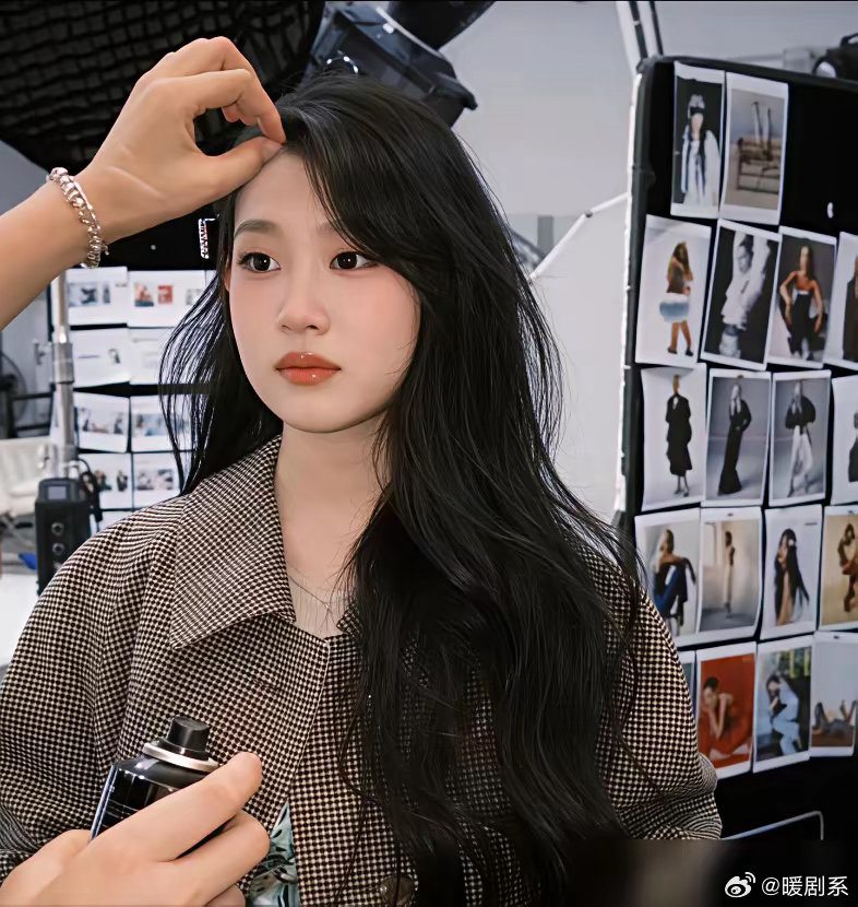 别劝我包容，这根本不是失误。 跨年晚会，全开麦直播。沈佳润第一句就抢拍半秒，全程