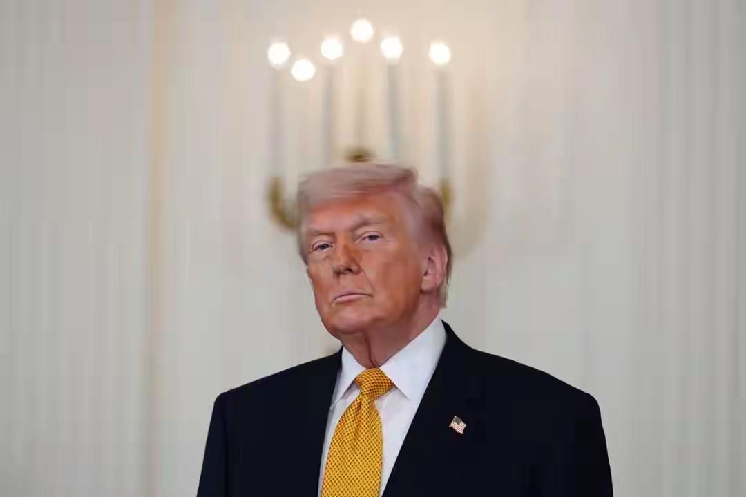 美伊看似停火了，但实则是把“战场”转移到霍尔木兹海峡上。
美国想通过海上封锁，重
