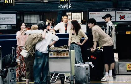 邓为林依晨花少同框路透花儿与少年花儿与少年8  邓为身形优越在人群里一眼就能看见