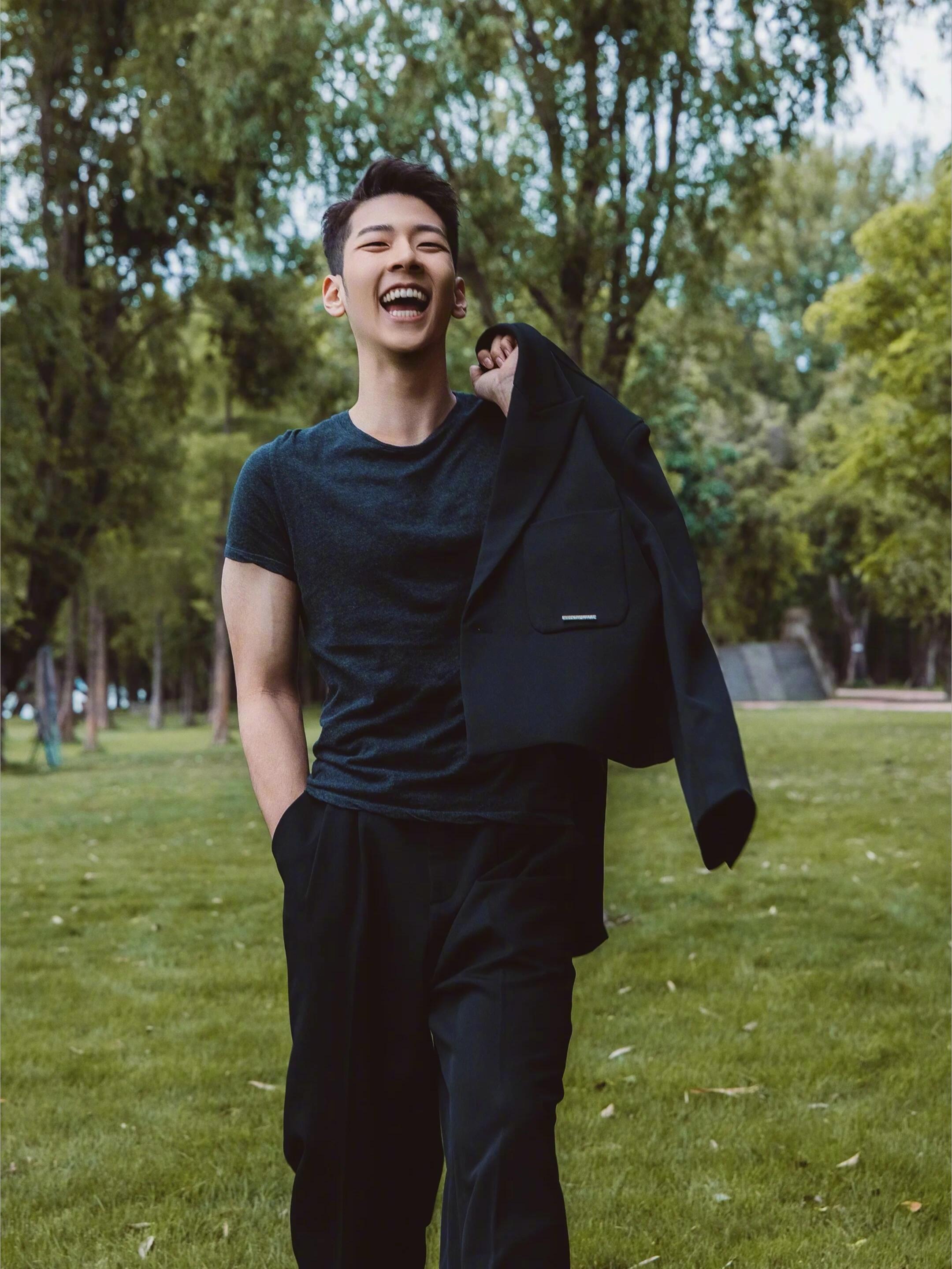 不是，石头都长这么帅了啊？印象中还是吃鸡蛋被噎住的小孩
