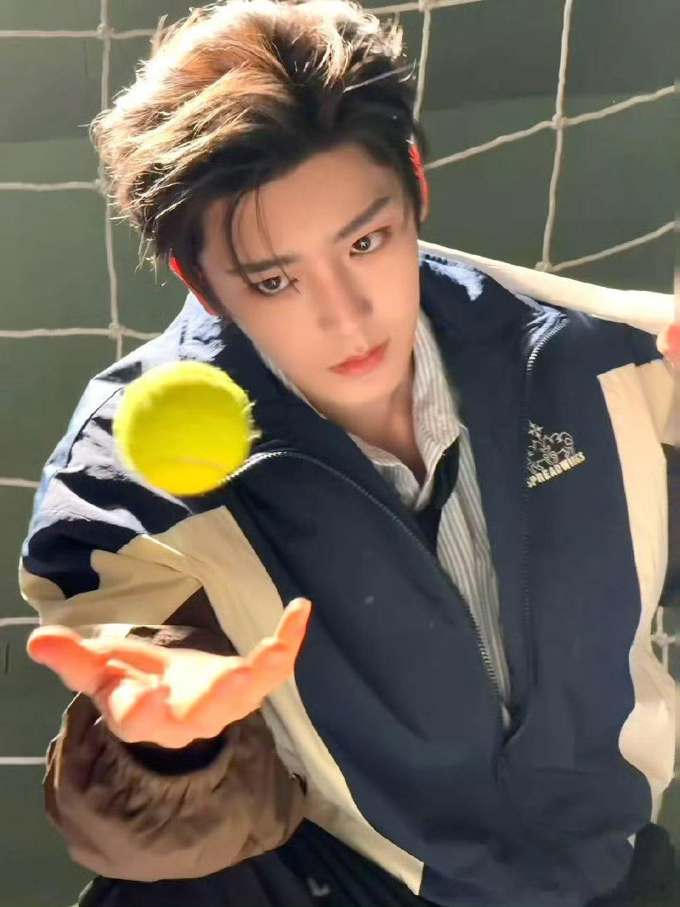 侯明昊走路粉闻着味就来了 宽肩窄腰+核心发力的霸总步太绝了！少年脸配劲劲姿态，每