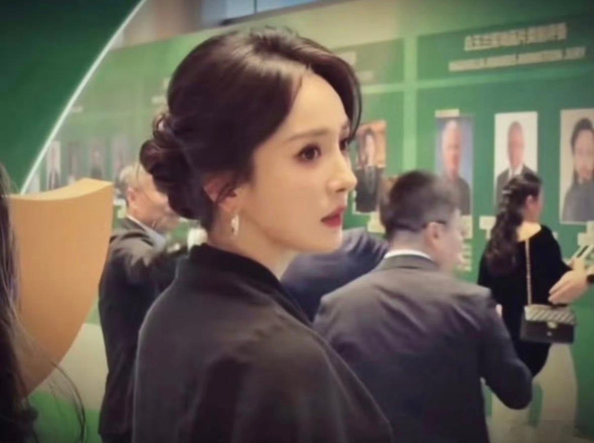 被杨幂美得大吸一口凉气看到这个妆造我真的会想起小时代结尾的林萧耶，一样的黑衣服，