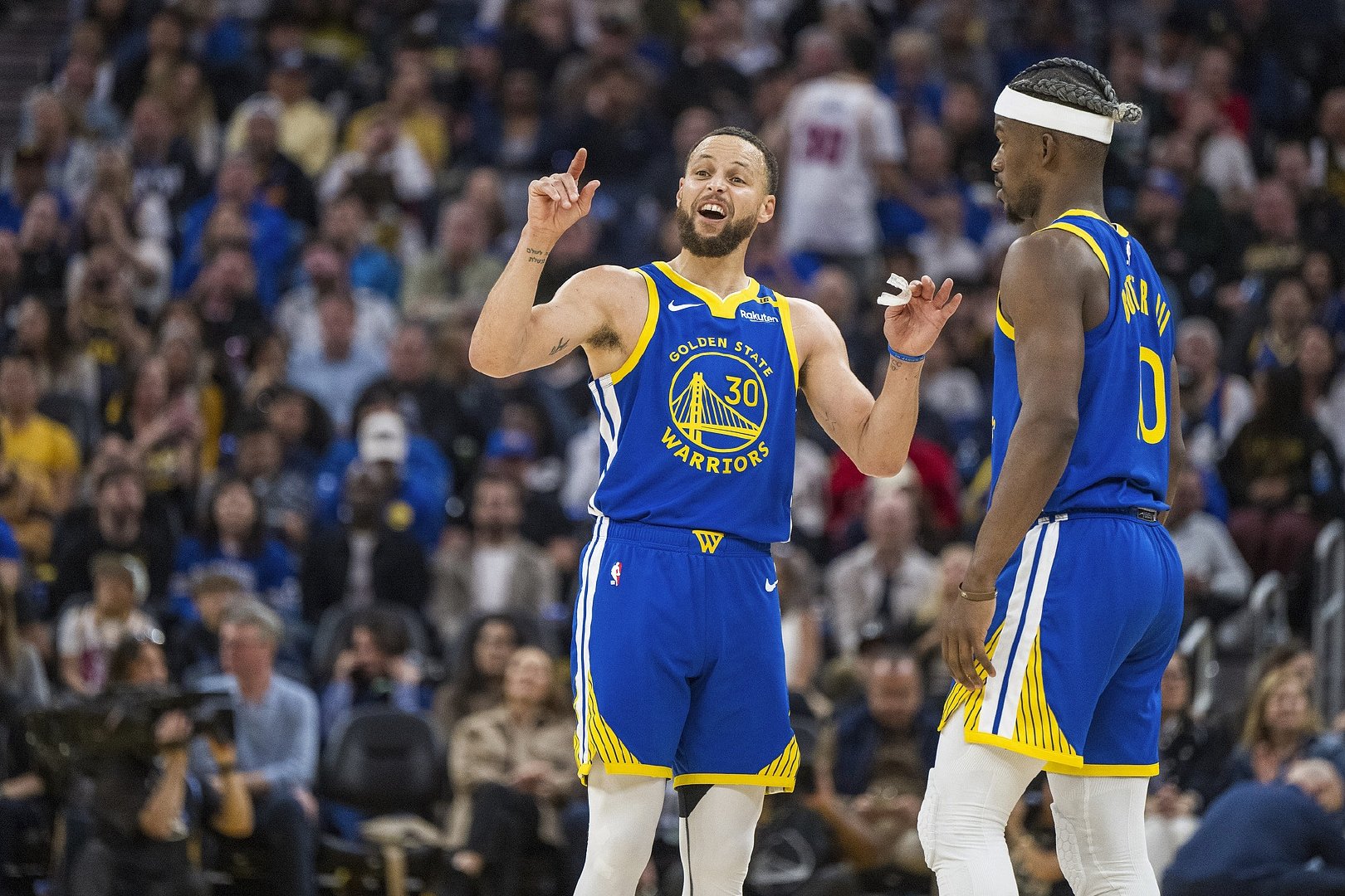 #勇士冲击四连胜# 战绩持续爬升！明天凌晨4点半，勇士客场挑战猛龙。ESPN对本