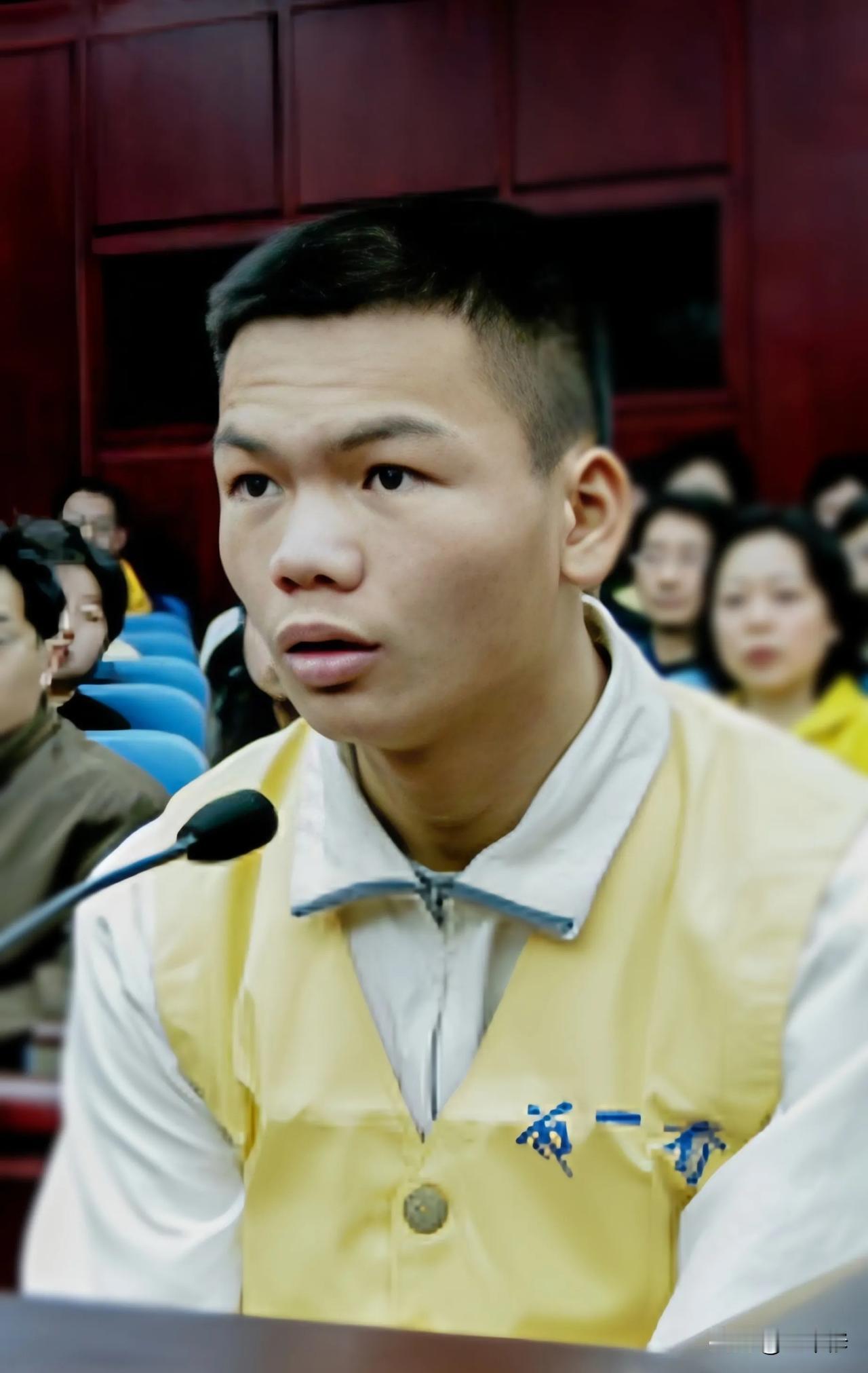 19年前，马加爵被抓，民警令其掏出随身物品，并面朝墙壁蹲在地上，他居然掏出一个随