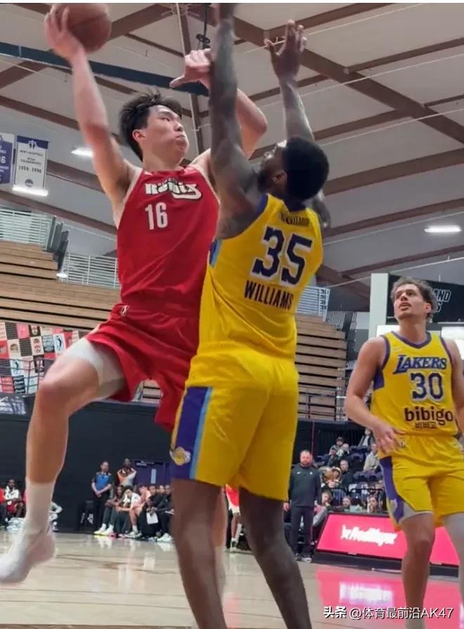 杨瀚森今天被对面中锋狠狠的上了一课！本场比赛小杨状态低迷手感不佳，投篮13中4（