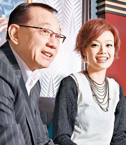 除了谢霆锋，老板杨受成最器重的就是容祖儿，在英皇内部容祖儿一姐的身份是无可争议的