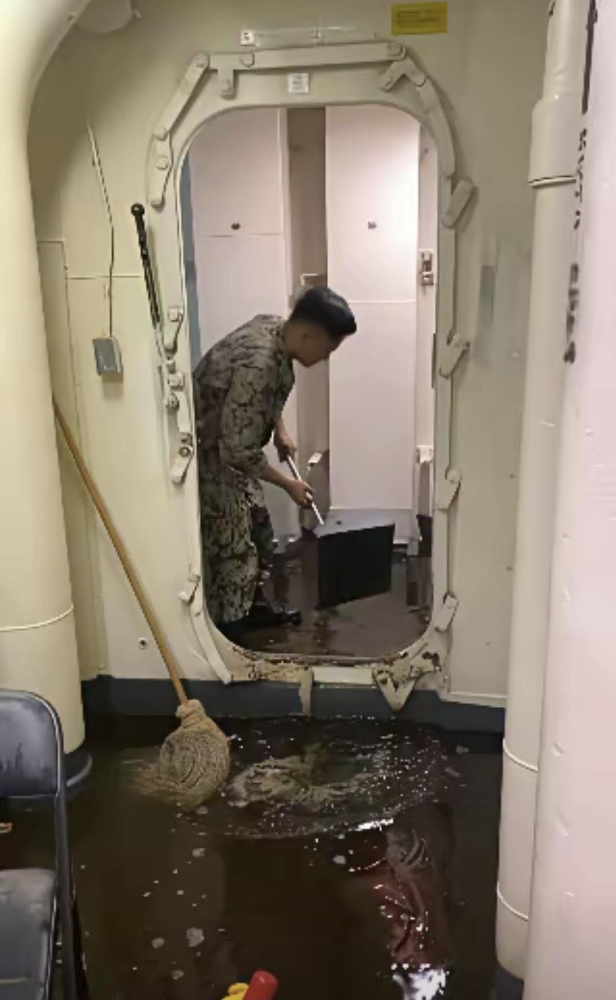 啊哈哈哈哈哈哈！我真的要笑喷了！美最大航母福特号，600多个厕所堵了？哎我去！你