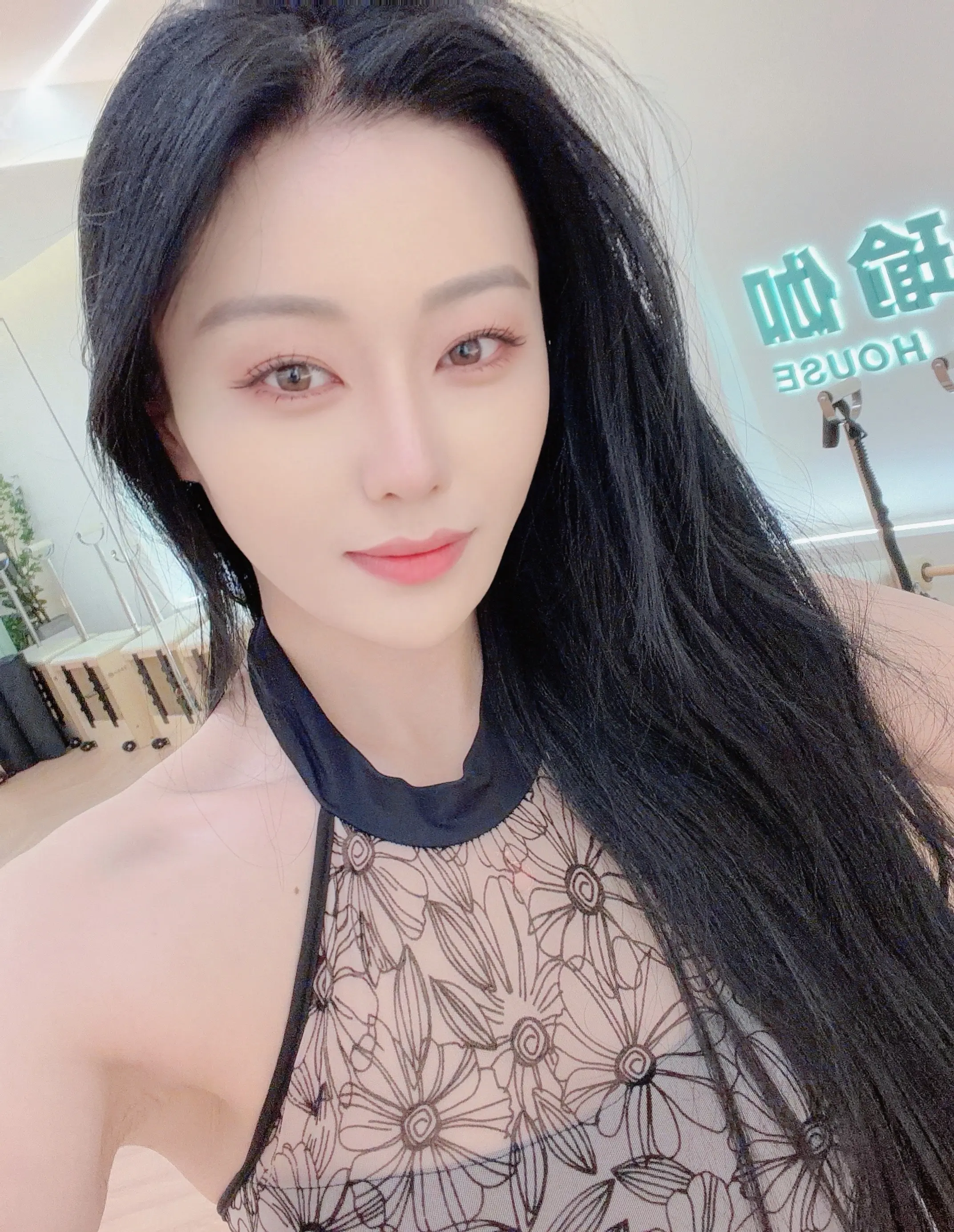 瑜伽路上，你总觉得，身材欠你一个满意，其实是 你欠身材一个坚持和行动.