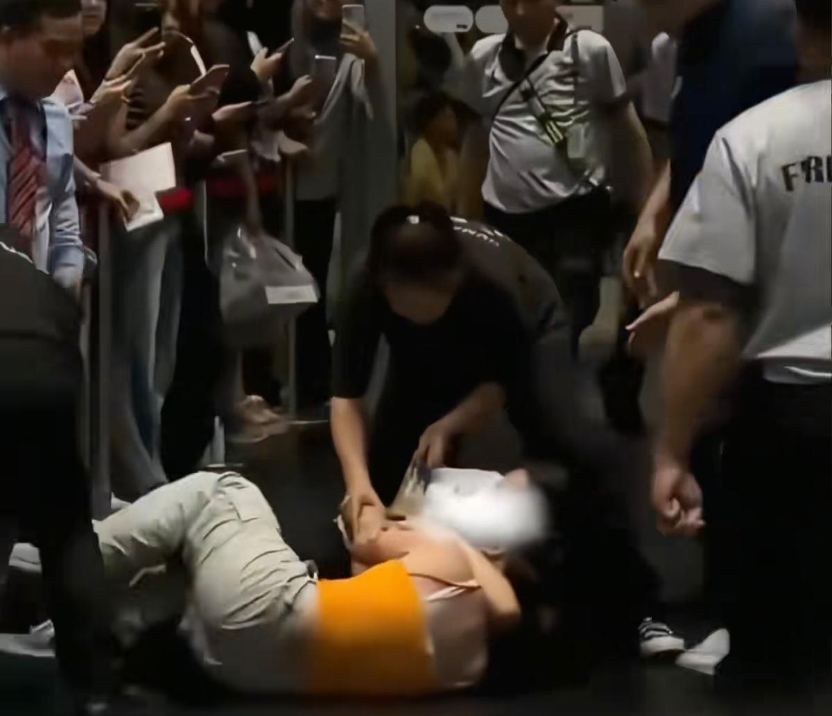 追星这场梦，醒醒吧，你感动不了任何人！

那个女孩清晨6点就守在商场门口了，天都