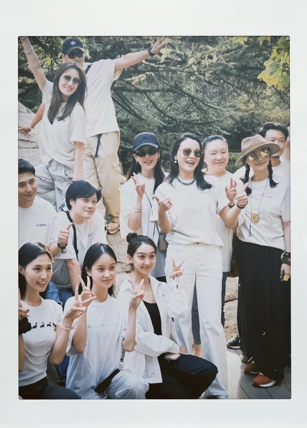 你们不要拉仇恨了，我们小菲菲就是天生丽质刘亦菲一点法令纹没有