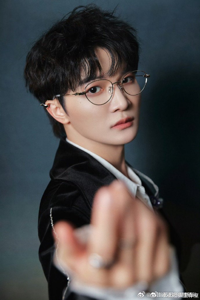 救命！周深玩游戏把自己逼急，内心戏超足，嘴上疯狂吐槽自己，差点和自己吵起来。专注