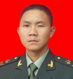 2007年，士兵卢加胜在训练时额头上的疤痕引起了军队政委的注意，在一系列询问后，