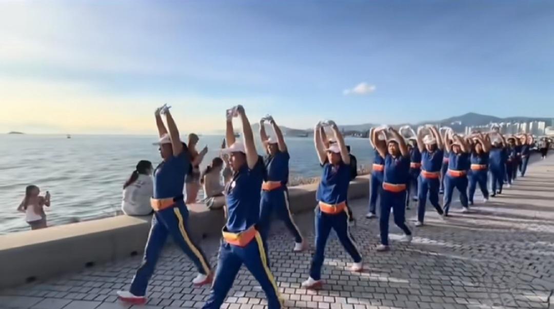 暴走团进香港：如果我也这样，麻烦各位一巴掌把我拍死。

我刚看到一条视频，显示暴