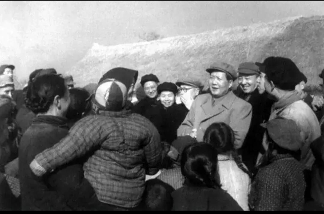 1952年，毛主席乘专列视察黄河流域，途中经过河南安阳、新乡一带，在大家都没注意