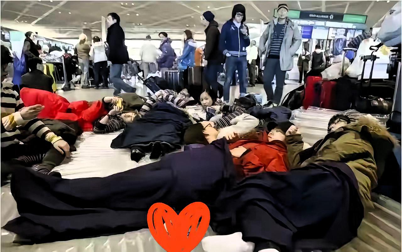 日本机场打地铺的国人
上周还嘲笑别人是杞人忧天，
这周就蹲在机场啃咸菜，吃泡面