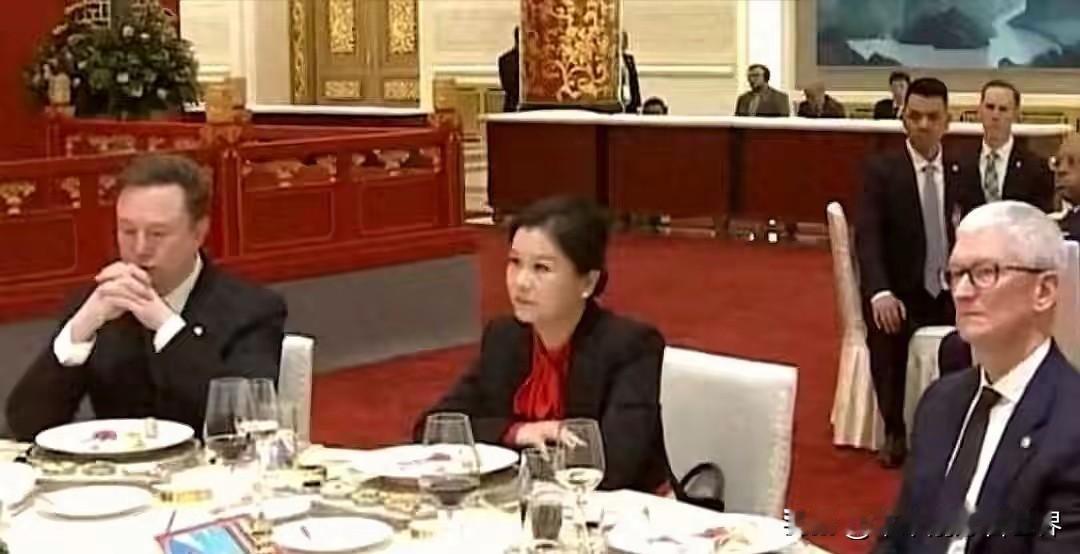 在欢迎特朗普访华的国宴上，坐在马斯克与库克中间的，是一位中国面孔——蓝思科技董事