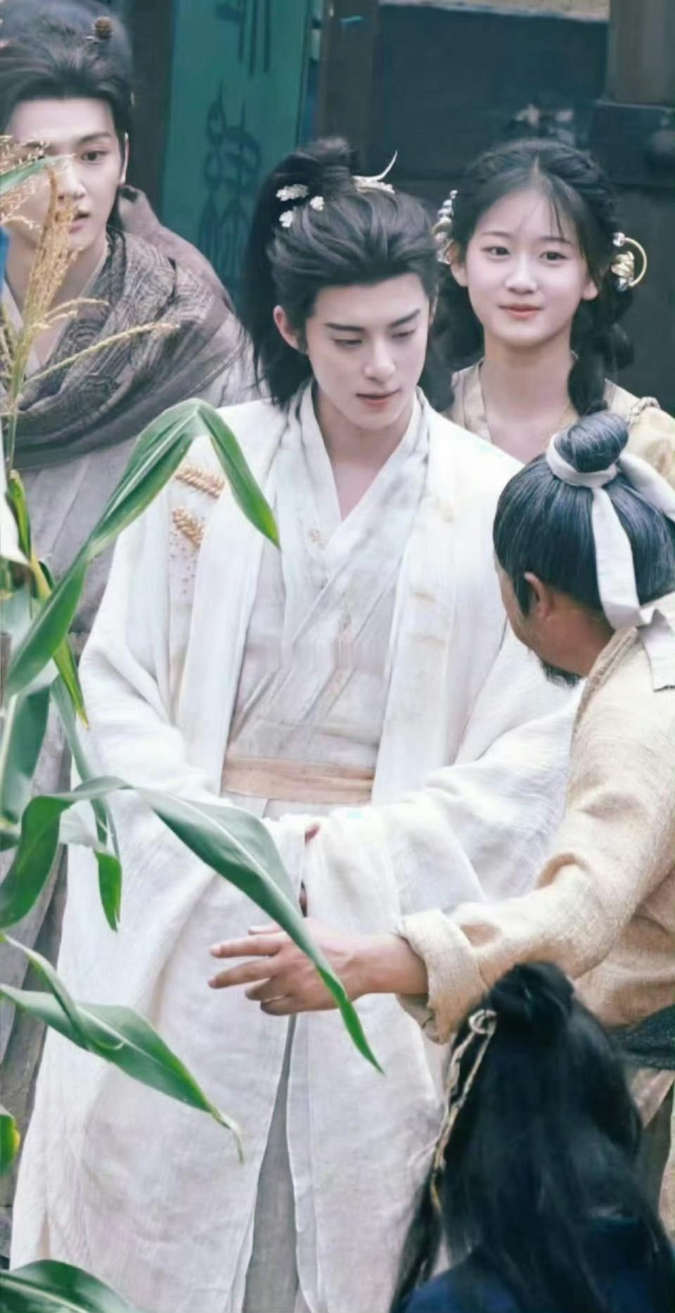 王鹤棣咸鱼飞升又换新造型了，白白净净的宋潜机，好嫩[舔屏] ​​​