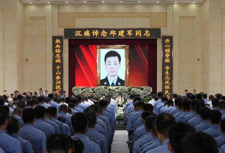 【民警身中15刀，牺牲女儿高考前，葬礼上孩子一句话令人泪目】
在武汉汉兴派出所副