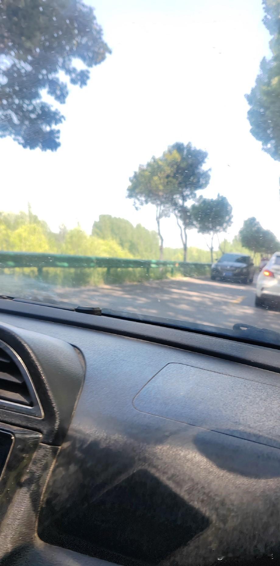 看完牙齿我们便从医院动身赶回工地，来回路程足足八十五公里，路上大概要行驶两个小时