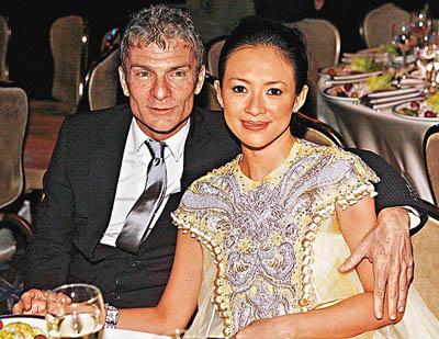 2008年，章子怡成功和大自己14岁、身价47亿美元的vivi订婚，12克拉的钻