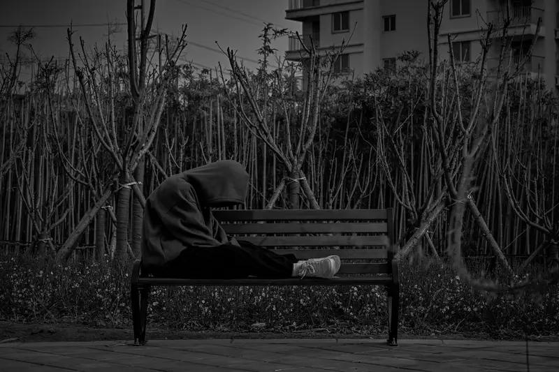 脾气暴躁想打人还肢体颤抖，可能有不少原因。要是晚上睡不着还暴躁想打人，有可能是压