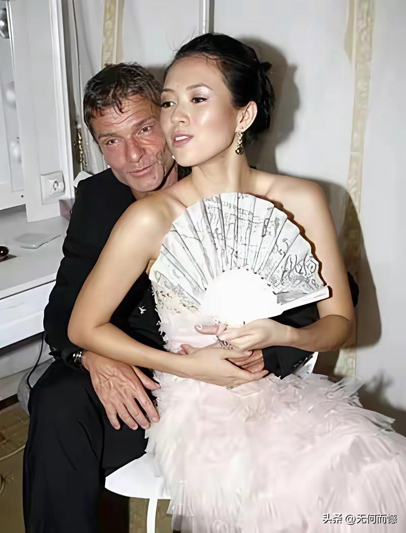 当年的帅小伙，现在老成这个样子了，真是岁月不饶人啊！看当年他和章子怡在一起合影的