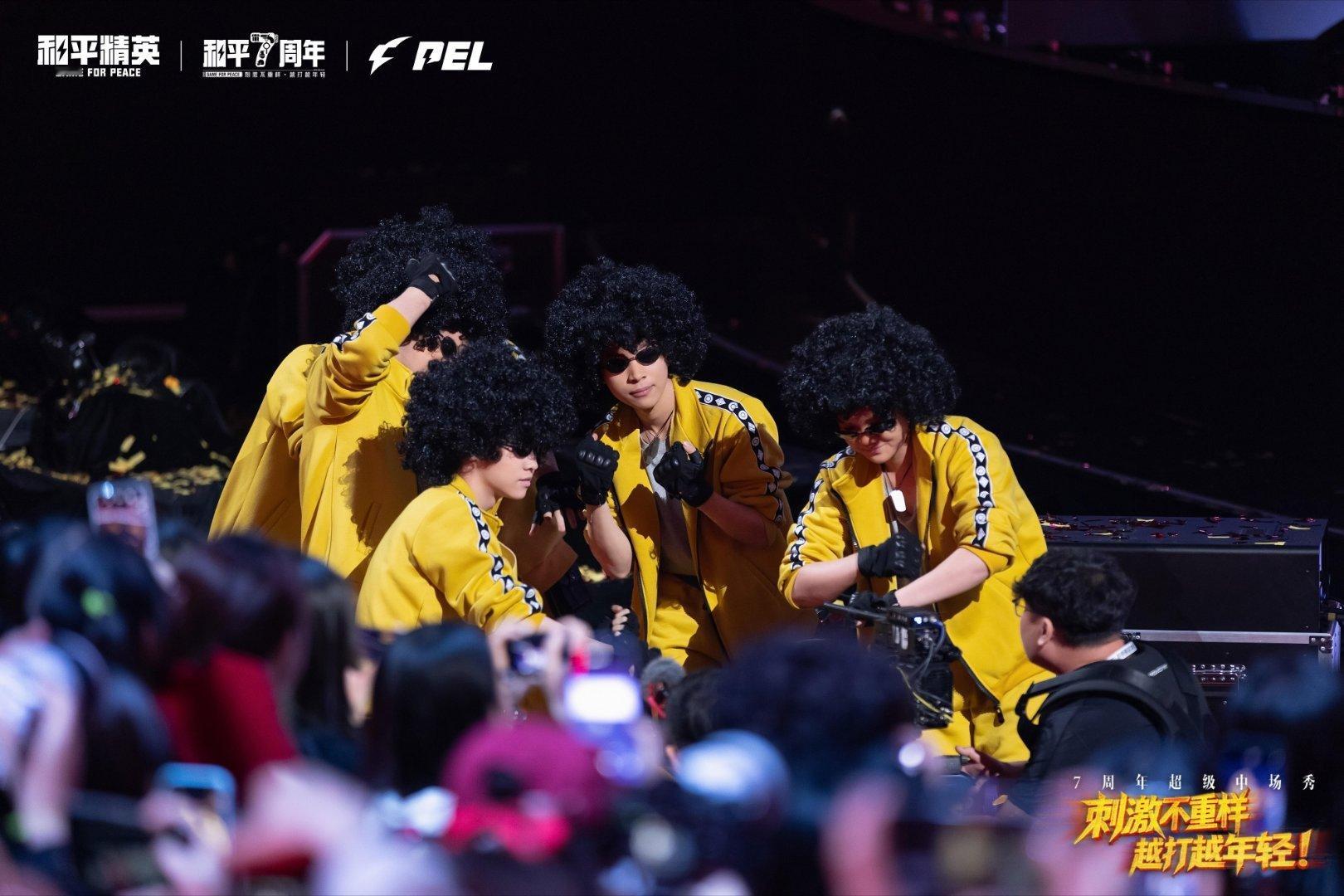 华晨宇为和平精英庆生有多拼花花真是24小时超人！刚唱完音乐节就飞扑给和平精英庆生