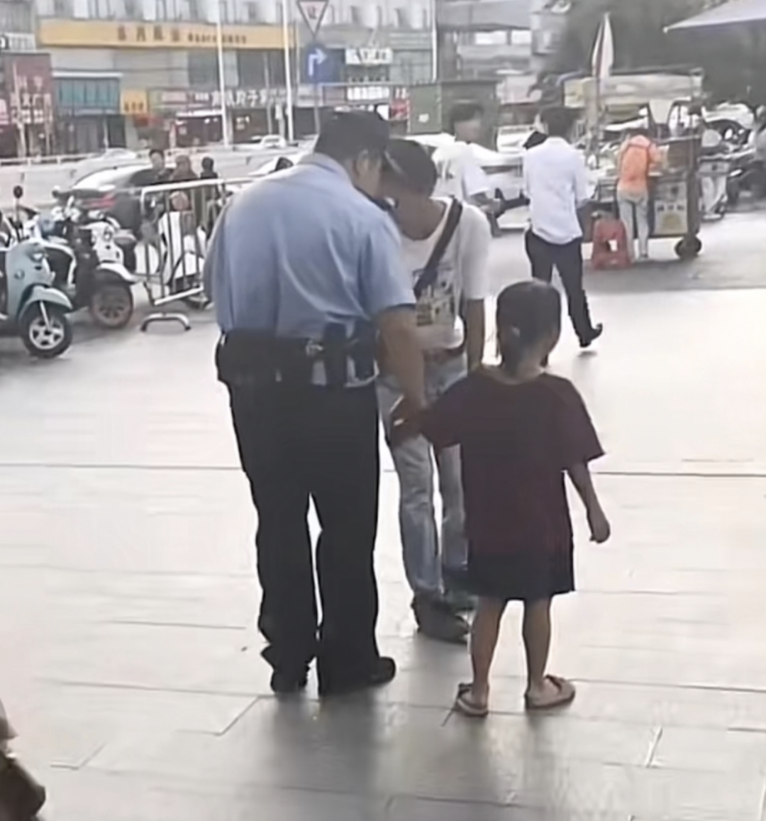 南宁一地铁口小孩被人抱走姐姐坐地大哭？当地辟谣：是小女孩不知