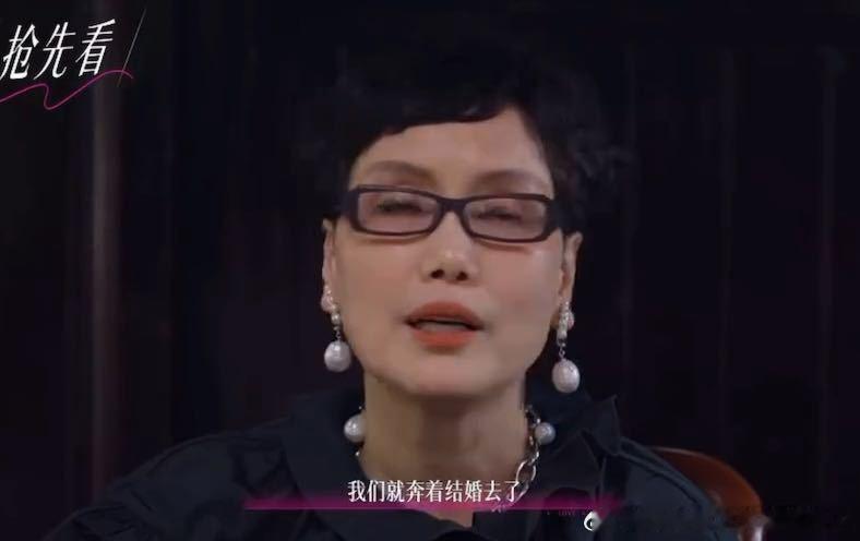 家长说"我们是奔着结婚去的你怎么想"，嘉宾旁边的人（他/她）先捏了下对方手——那