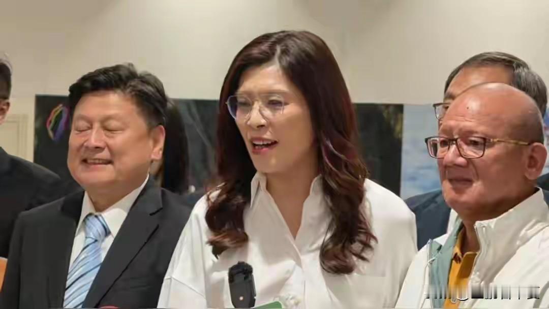 郑丽文能否带领国民党赢得选举很难说，因为台湾人已经被民进党严重洗脑了，根据民意调