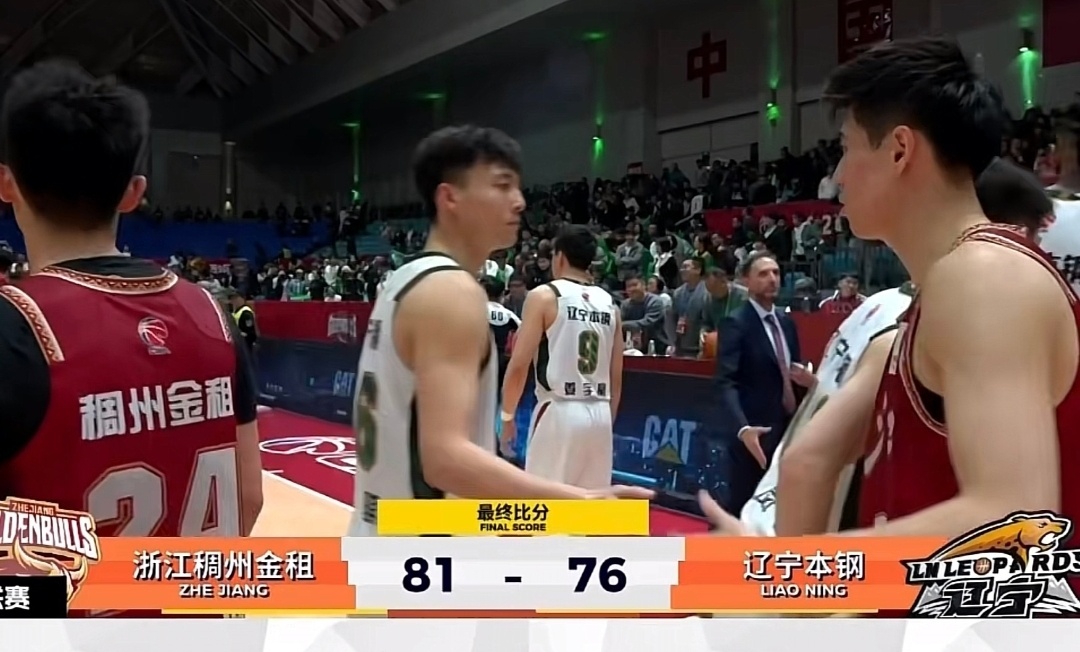 给辽篮球迷分享一个笑话：球迷A问：为什么辽篮总遭遇裁判错判误判？ 球迷B回答：因