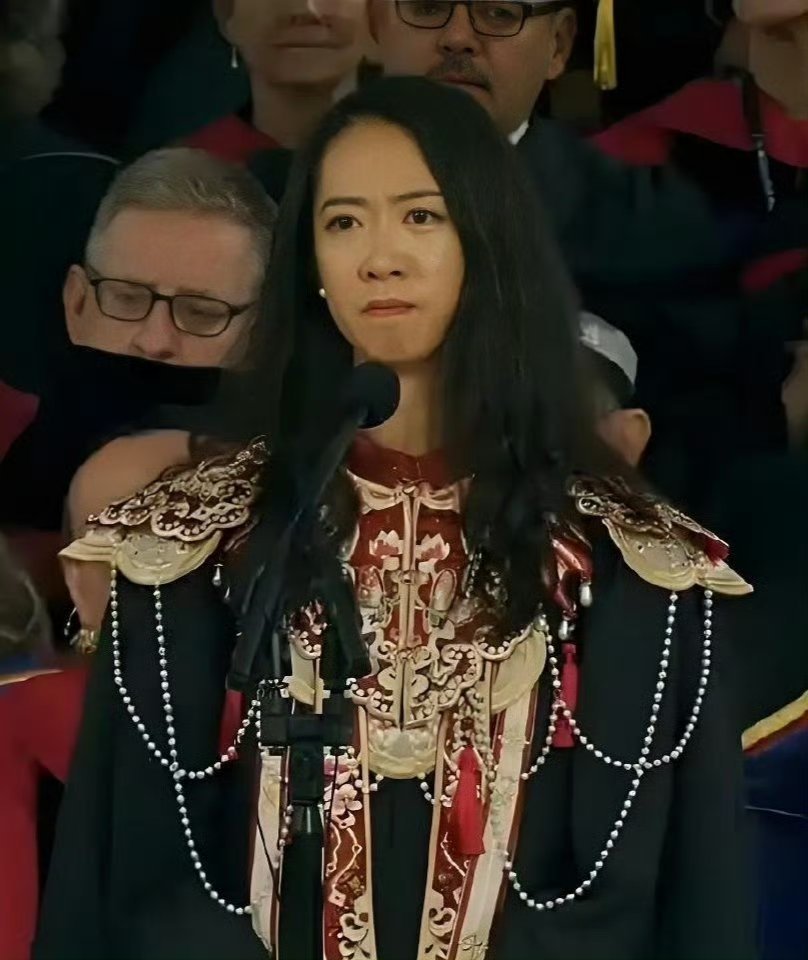 在哈佛大学演讲的女生穿的衣服有啥讲究吗？ ​​​